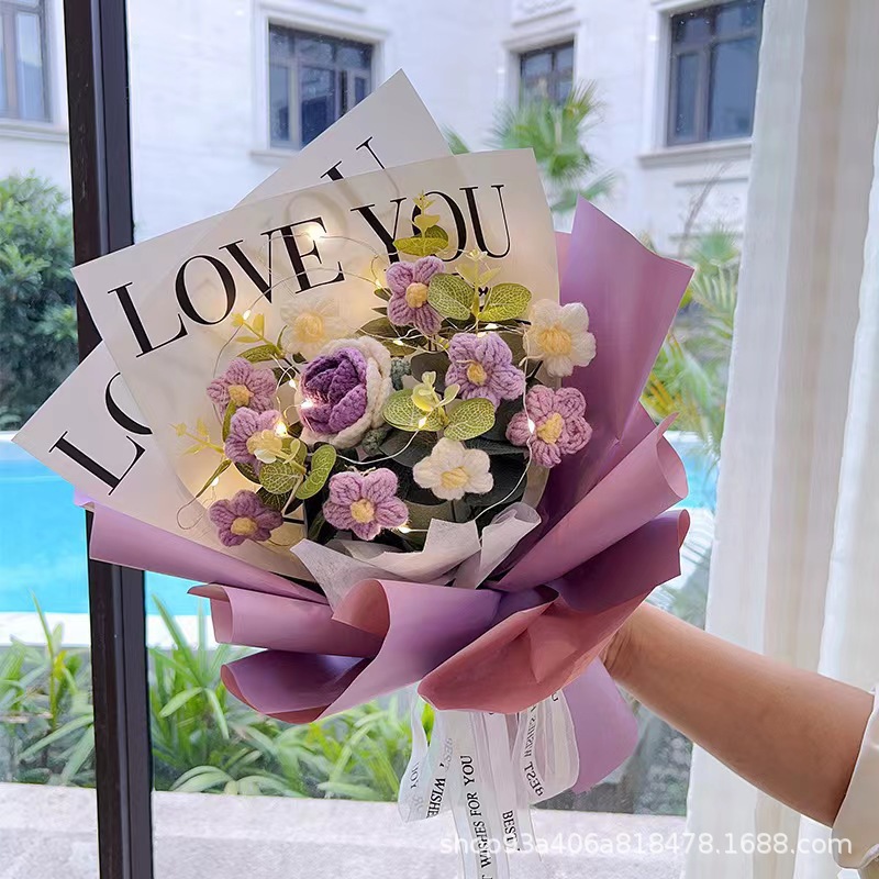 조명이 달린 보라색 선물 가방