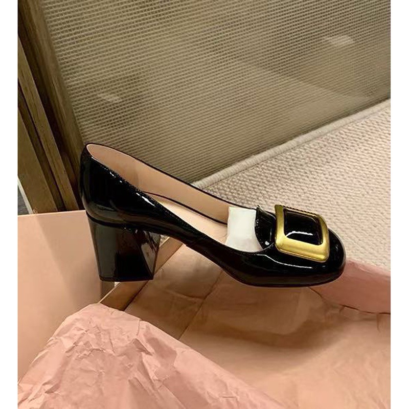 High heels low-cut