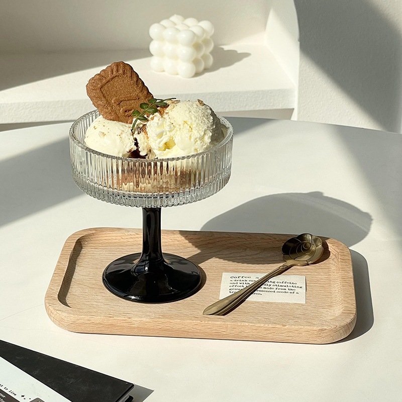 Taza de helado de alto pie tallado de flores casera de verano bebida fría taza de yogur pudín afgaido taza de helado de postre