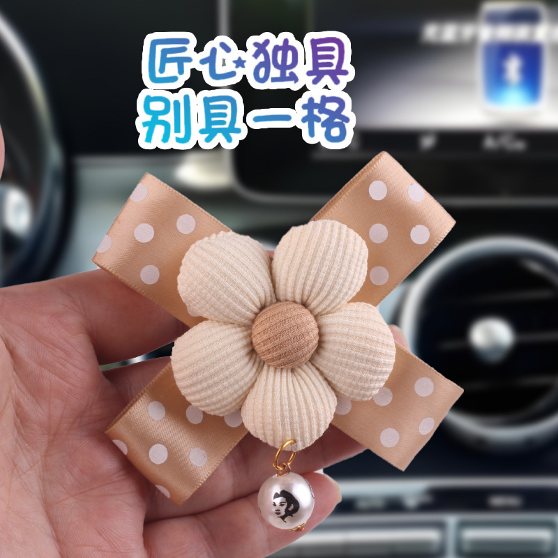 Nueva decoración de coche de aromaterapia de camelia creativa, decoración de salida de aire acondicionado de la consola central del coche de fragancia pequeña