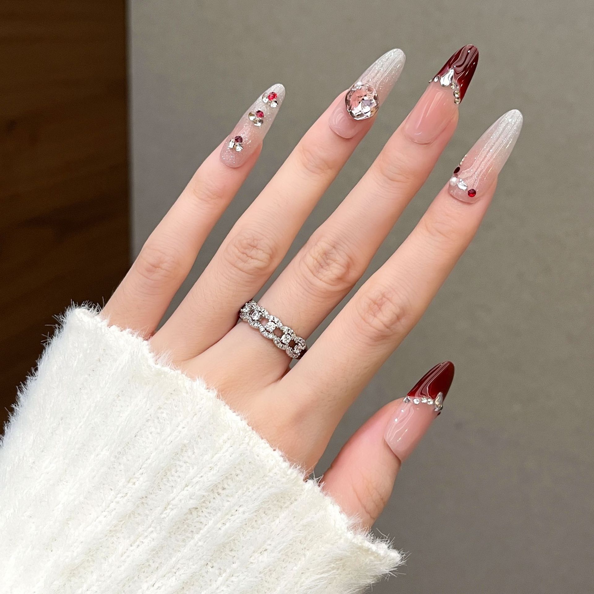 2026 otoño y invierno nuevo uso de uñas de Año Nuevo rojo francés uso de uñas fabricantes al por mayor parches de manicure hechos a mano