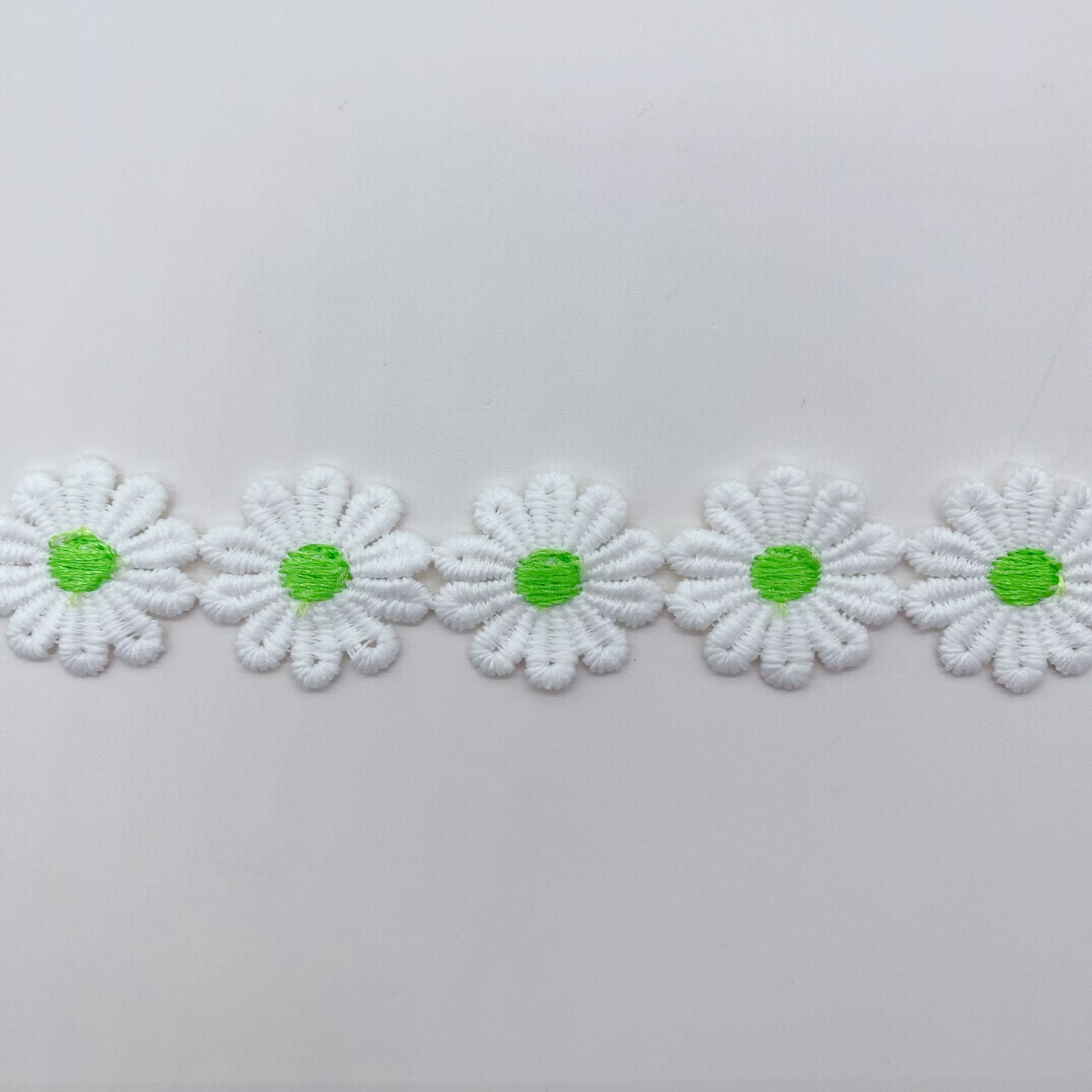 Color bordado encaje al por mayor en stock ordenador bordado encaje código de barras hecho a mano bricolaje accesorios de ropa para niños encaje soluble en agua