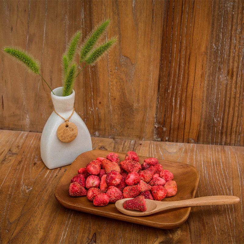 Freeze-dried strawberry chunks (1kg), perfect for snowflake cookies and other baked goods—premium-quality dried fruit, whole-piece crispy strawberry snacks for decoration.