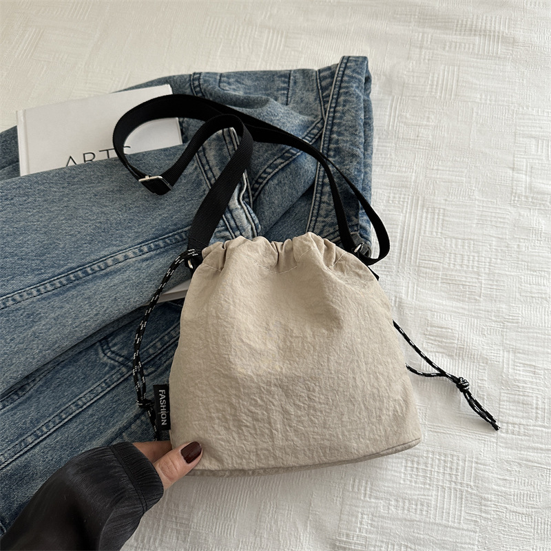 Bolsa de cubo de nylon super caliente para mujeres 2024 nueva moda de verano para estudiantes de clase bolso de hombro mochila