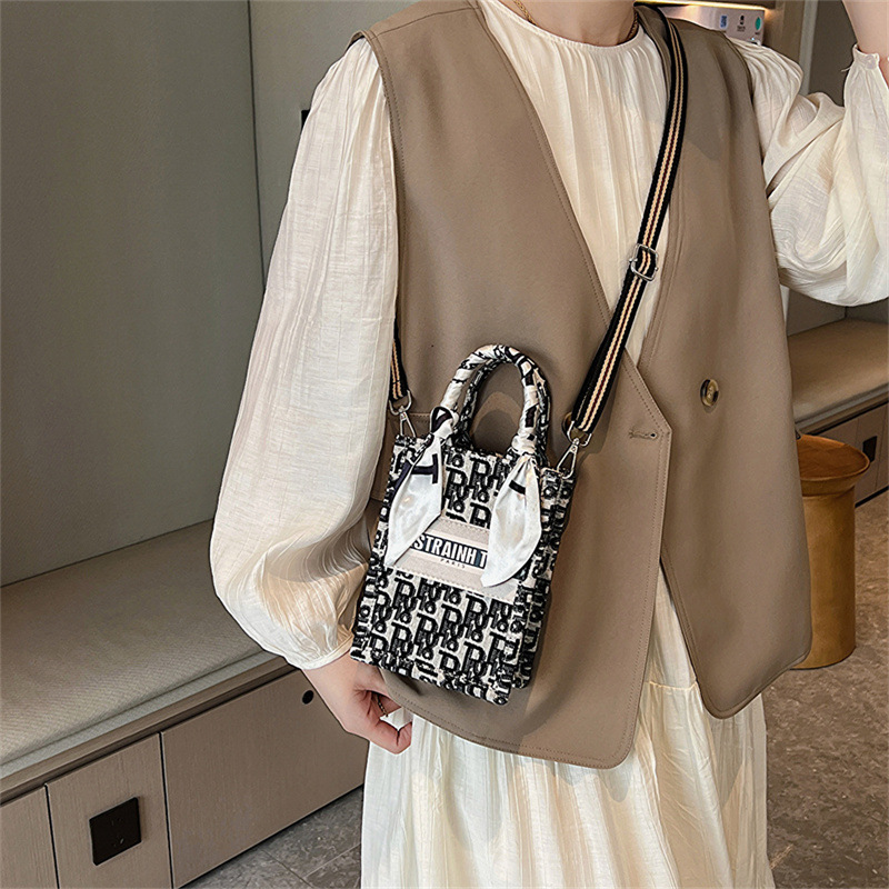 Bolsa de mano tipo satchel al por mayor de Baigou para mujer 2025 nueva moda europea y americana con letras impresas de gran capacidad.