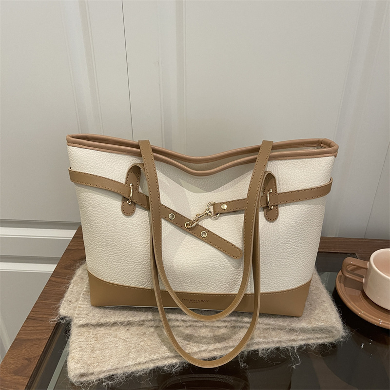 Bolsa de mano japonesa al por mayor Harajuku 2026 primavera nueva bolsa de hombro de lujo ligera bolsa de tendencia bajo la axila