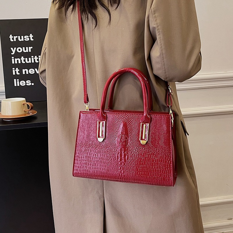 Bolso de mano transfronterizo para mujer 2024 nuevo patrón de cocodrilo de primavera bolso de mensajero de textura occidental de moda bolso de viaje de ocio