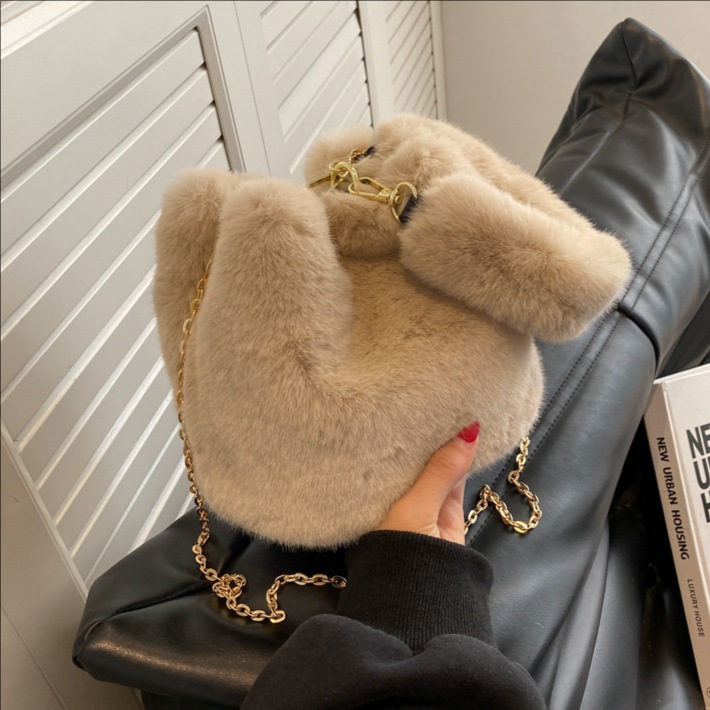 Bolso de peluche de mujeres otoño y invierno 2025 nuevo lindo bolso de cubo de mano bolso de lana de moda simple cadena mochila