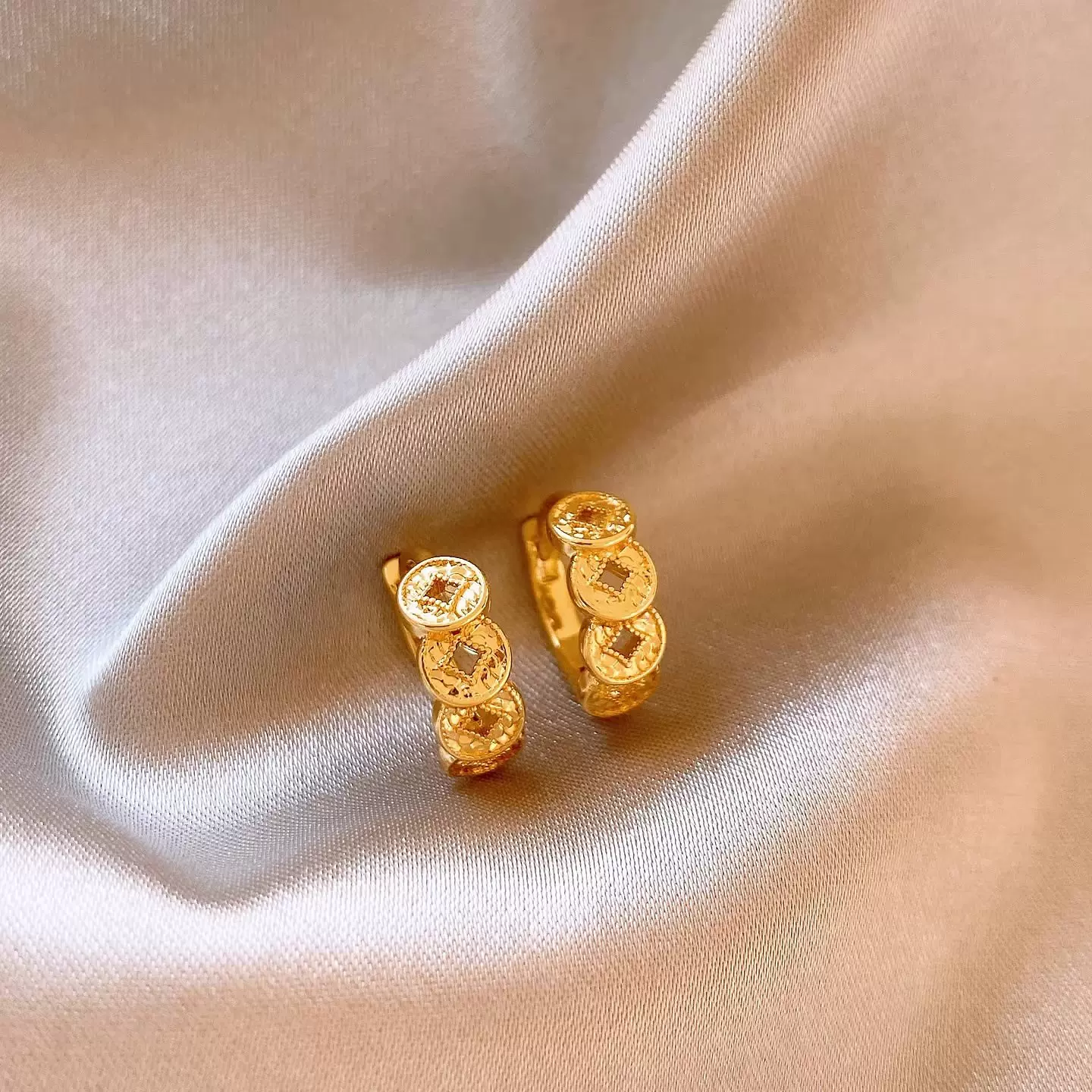 新中式铜钱圆形小耳扣复古精致钱币耳环女小众设计感秋冬百搭耳饰