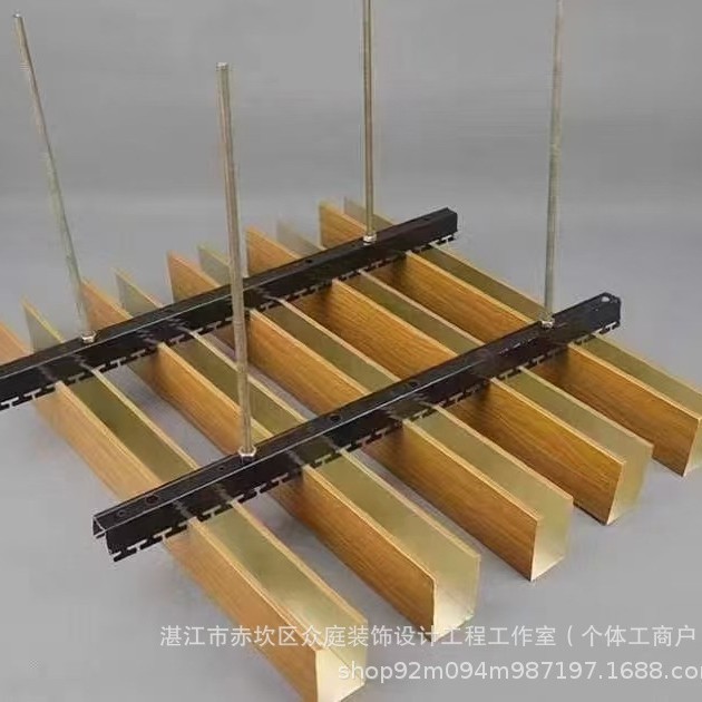 Suministro de aluminio / zinc cuadrado techo de aluminio exterior cuadrado tubo de madera cuadrado perfil cuadrado aleación de aluminio metal impermeable