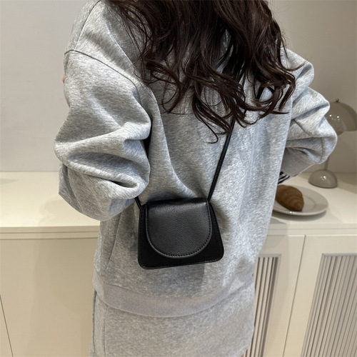 2025 summer new trend fashionable and personalized women's shoulder bag this year is popular and fashionable diagonal saddle bag