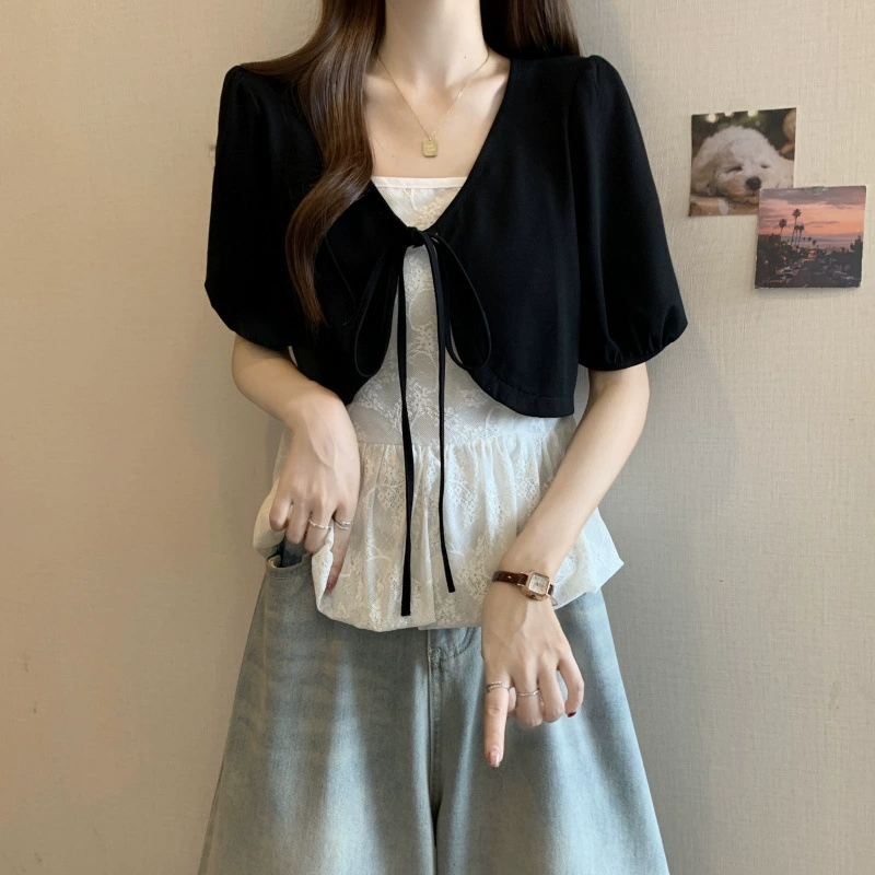 Летний модный кружевной комплект, футболка, городской стиль, тренд сезона, V-образный вырез, яркий броский стиль, приталенная