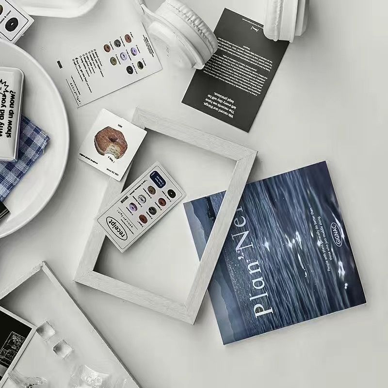 심플한 흰색 액자 + 오션북 + 도넛 스티커