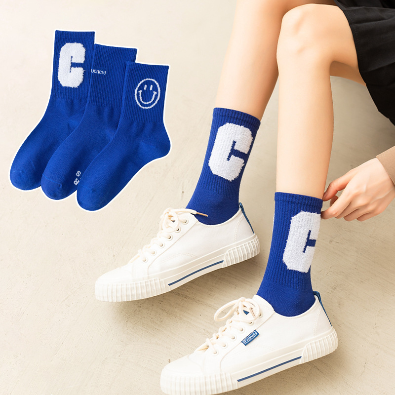 Calcetines de algodón de color puro de otoño e invierno de las mujeres letra grande C estudiante femenino ins moda media pantorrilla Klein azul abajo hilo calcetines de cara sonriente