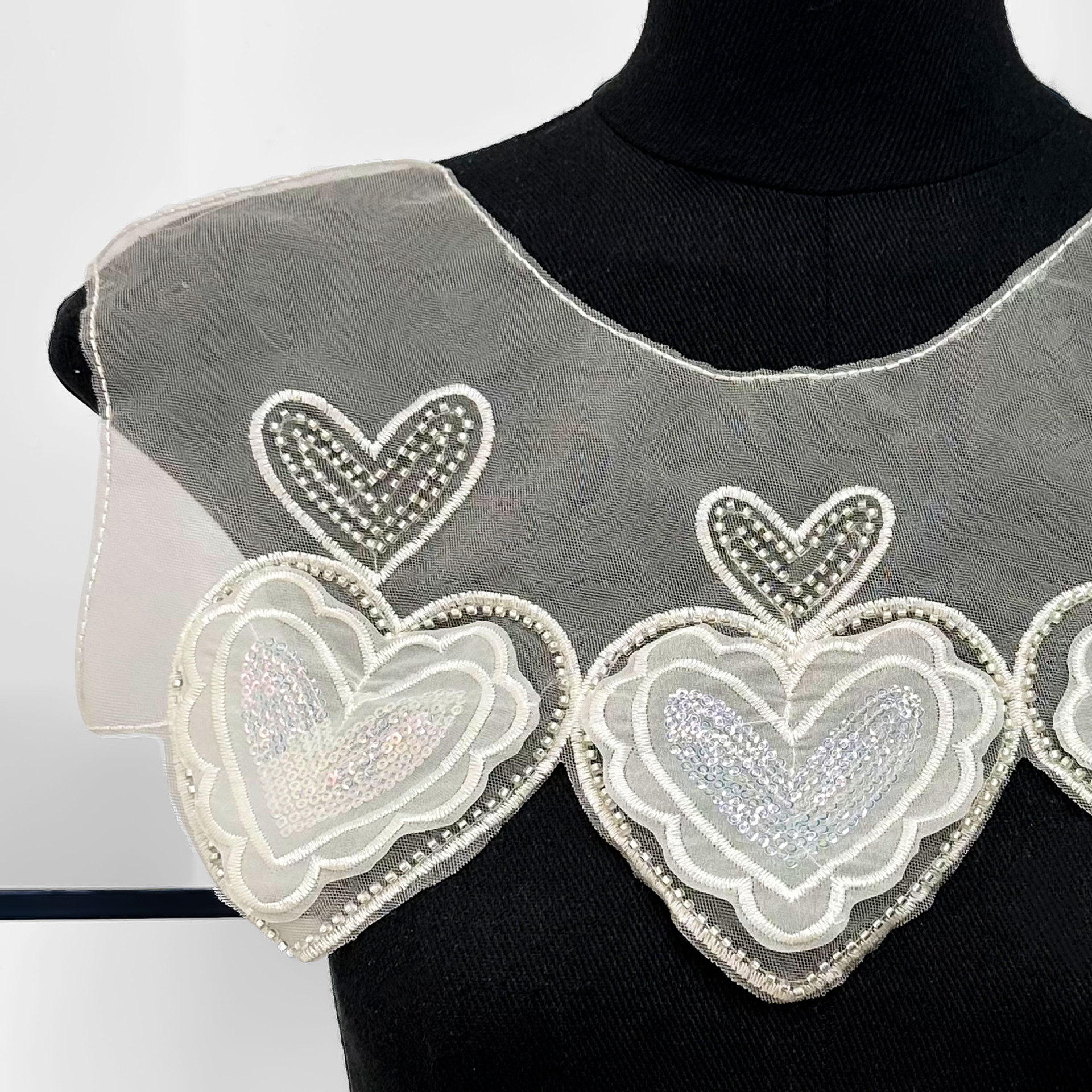 Camiseta de red computadora tridimensional cuello de bordado de perlas de almendro doble corazón vestido bordado de tela decoración de mujer sexy image 5