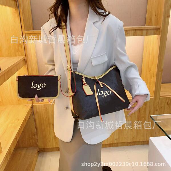 capacious retro classic elite one-shoulder bag