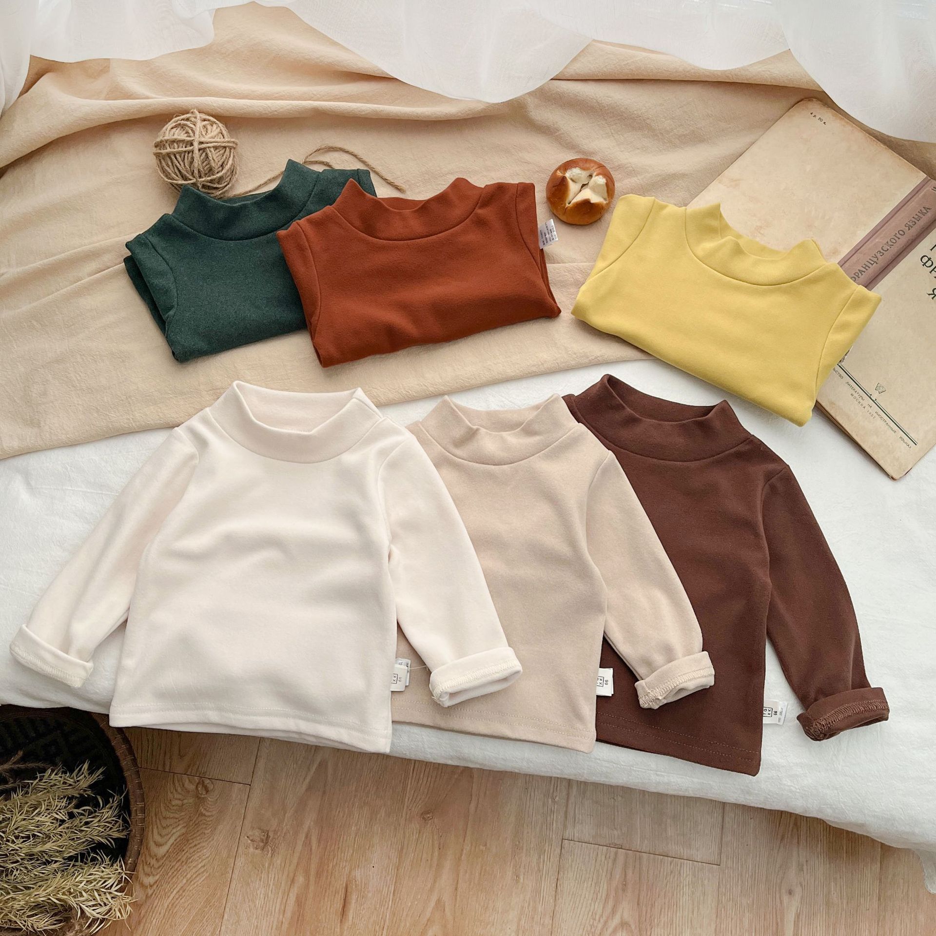 Camisa de fondo de terciopelo de color sólido para niños suave medio cuello alto primavera y otoño bebé básico niñas estiramiento casual top a juego
