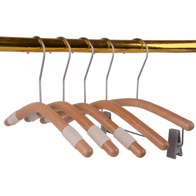 新しい子供の木のハンガーの韓国版の丸い棒のズボンは子供の実木のハンガーの服の店のケヤキの子供服のひものハンガーを挟みます。