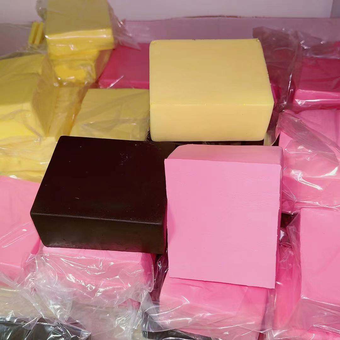 무작위 색상의 촉촉하고 부드러운 우유 벽돌 1개