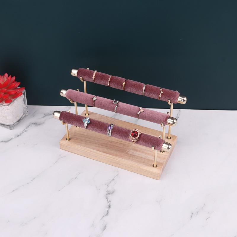 ��ָչʾ��ľ���¿���ָ������Ů�����ν�ָ���ɺ�չʾ����