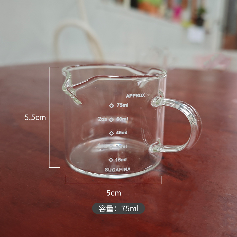 側木は口の小さいミルクの杯の透明なガラスを目盛りの測定の杯のエスプレッソのオンスの杯の小さいミルクの缶を持ちます。|undefined