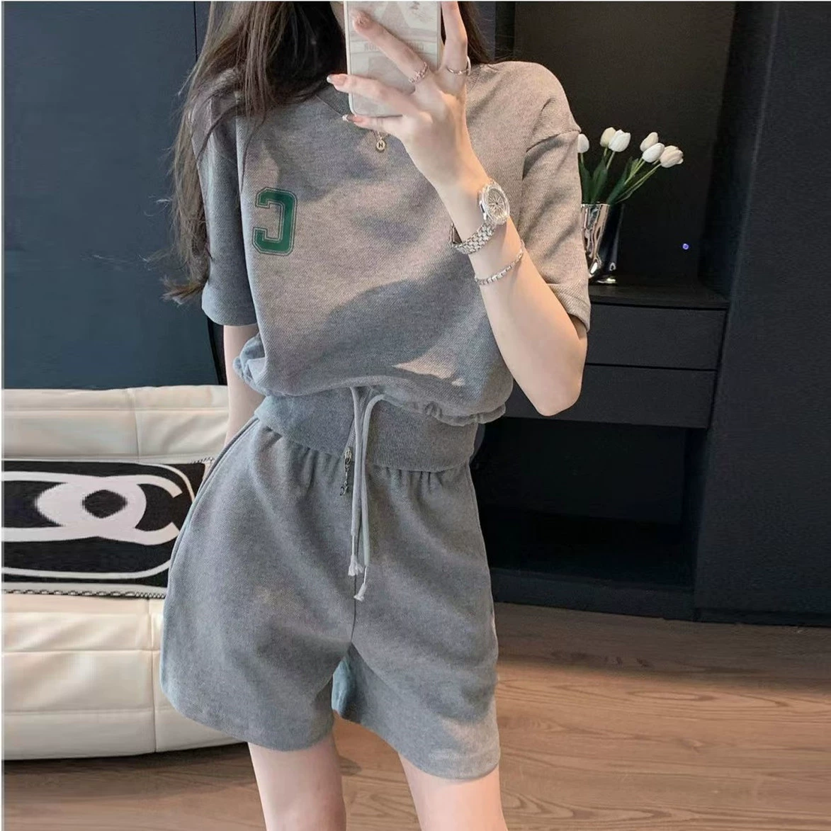 Повседневный модный женский костюм, лето 2024, новые свободные и стильные спортивные шорты в корейском стиле с короткими рукавами, комплект из двух предметов