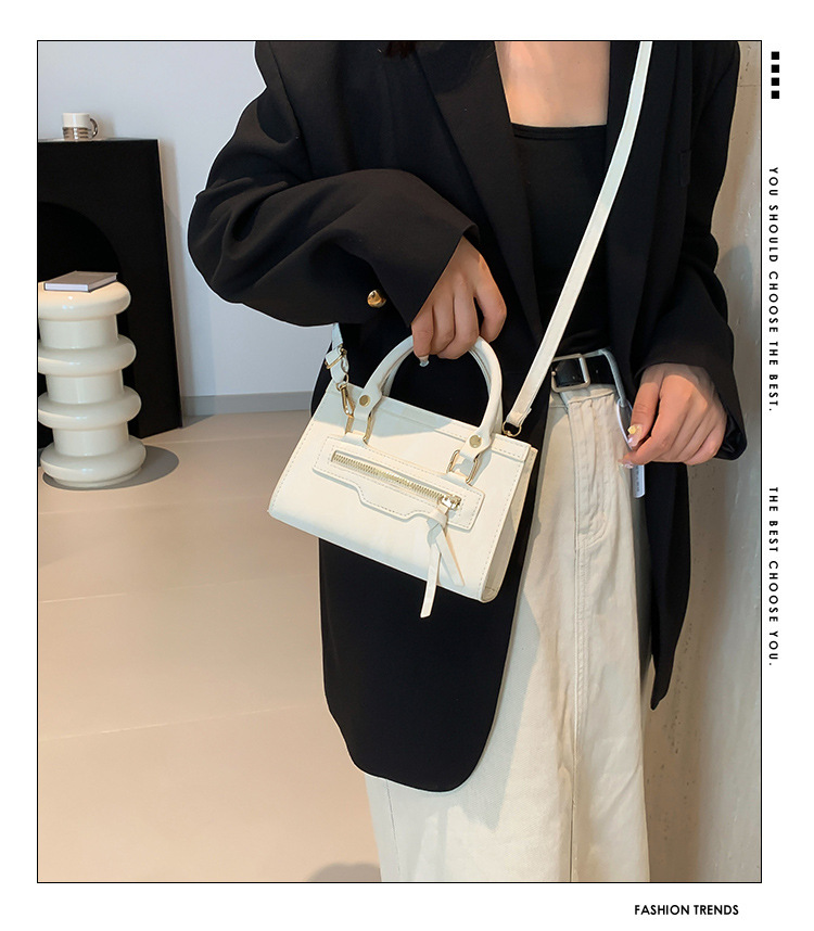 A retro, individualistic, casual single-shoulder crossbody bag for the autumn of 2024, featuring a fashionable, simple and elegant style, and a small square handbag for commuting details Picture