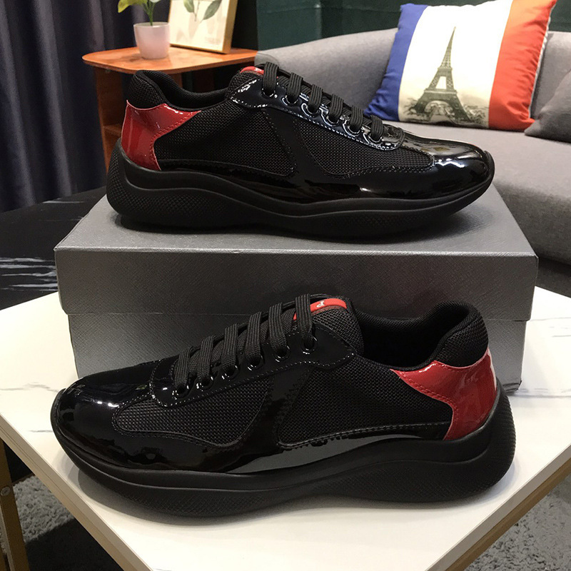 검정색과 빨간색 광택 표면