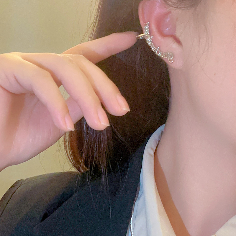 Pendientes de una sola letra para la oreja izquierda, estilo largo y frío de alta gama, tipo de colgante de oreja, diseño de nicho, temperamento, clip de oreja de todo fósforo