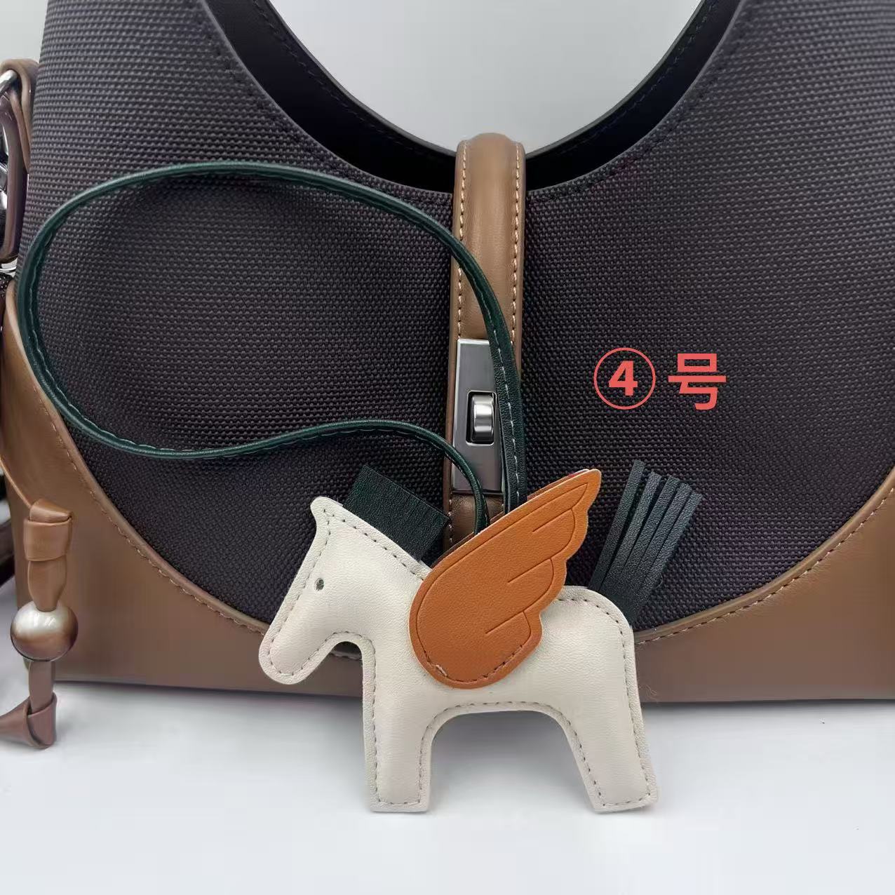 Colgante de bolsos Pegasus Mini Colgante de bolsos de estilo simple llaver de cuero image 42