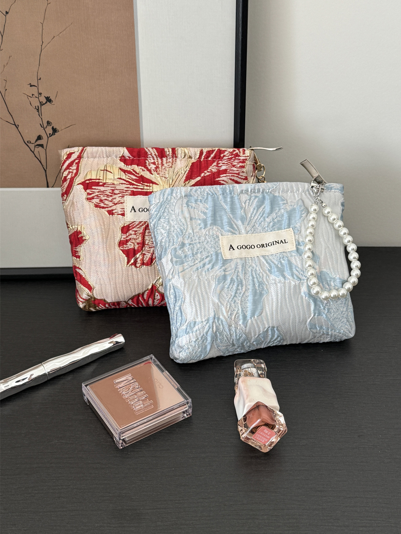 トランペットの高級感のある手は化粧バッグを持っています。布芸の財布を持っています。