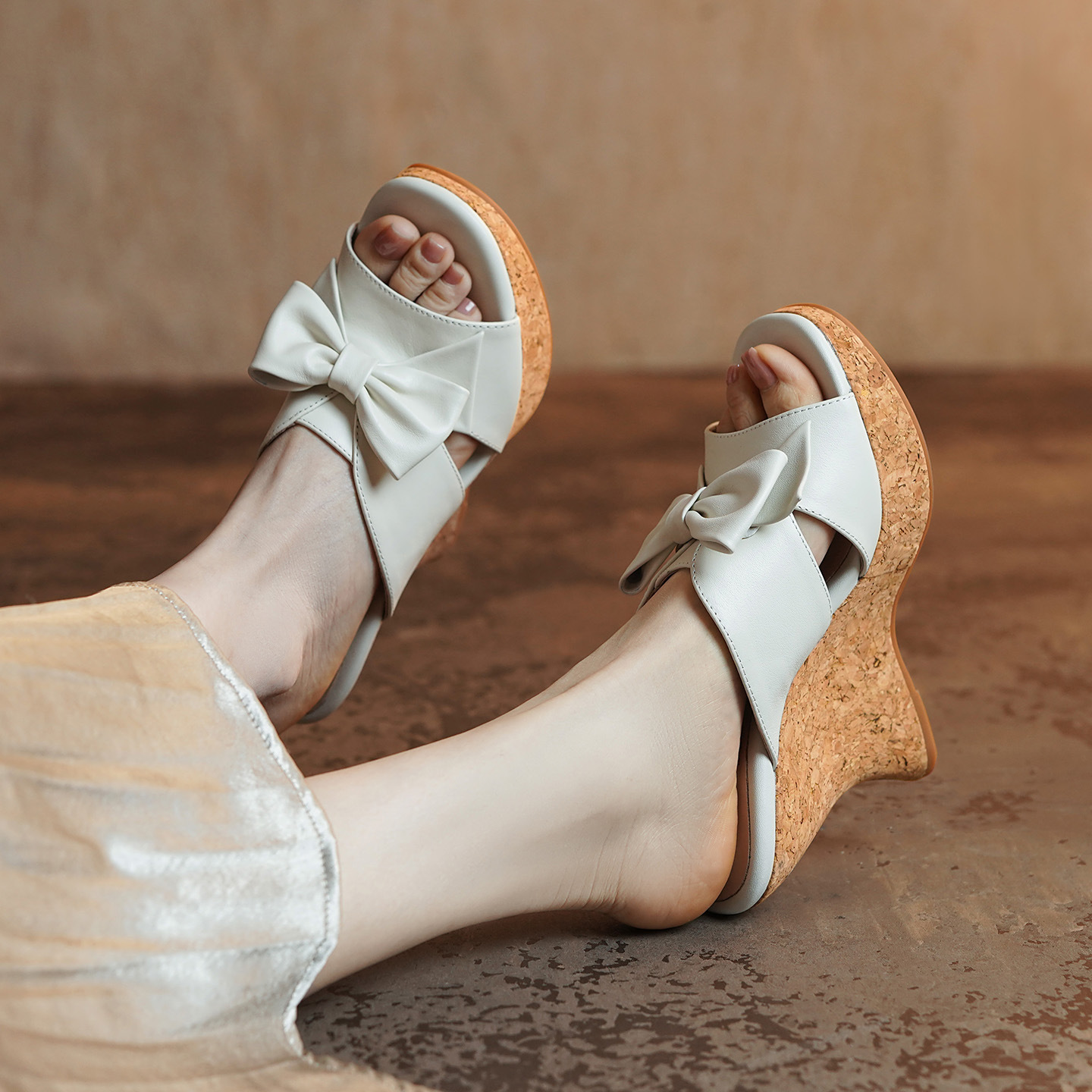 Sandal cao gót nữ hở mũi phong cách cổ điển nơ bướm đế xuồng — màu trắng ngà, màu mơ