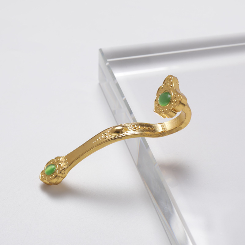 合金の如意の部品は周の道具の金属の工芸品をつかんで柿の如意の1歳の赤ちゃんのくじの道具を飾ります。|undefined