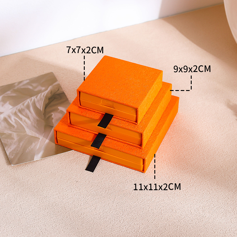 Orange wood engraved pattern (built-in orange suspension box); 7*7*2cm (inner box size)
