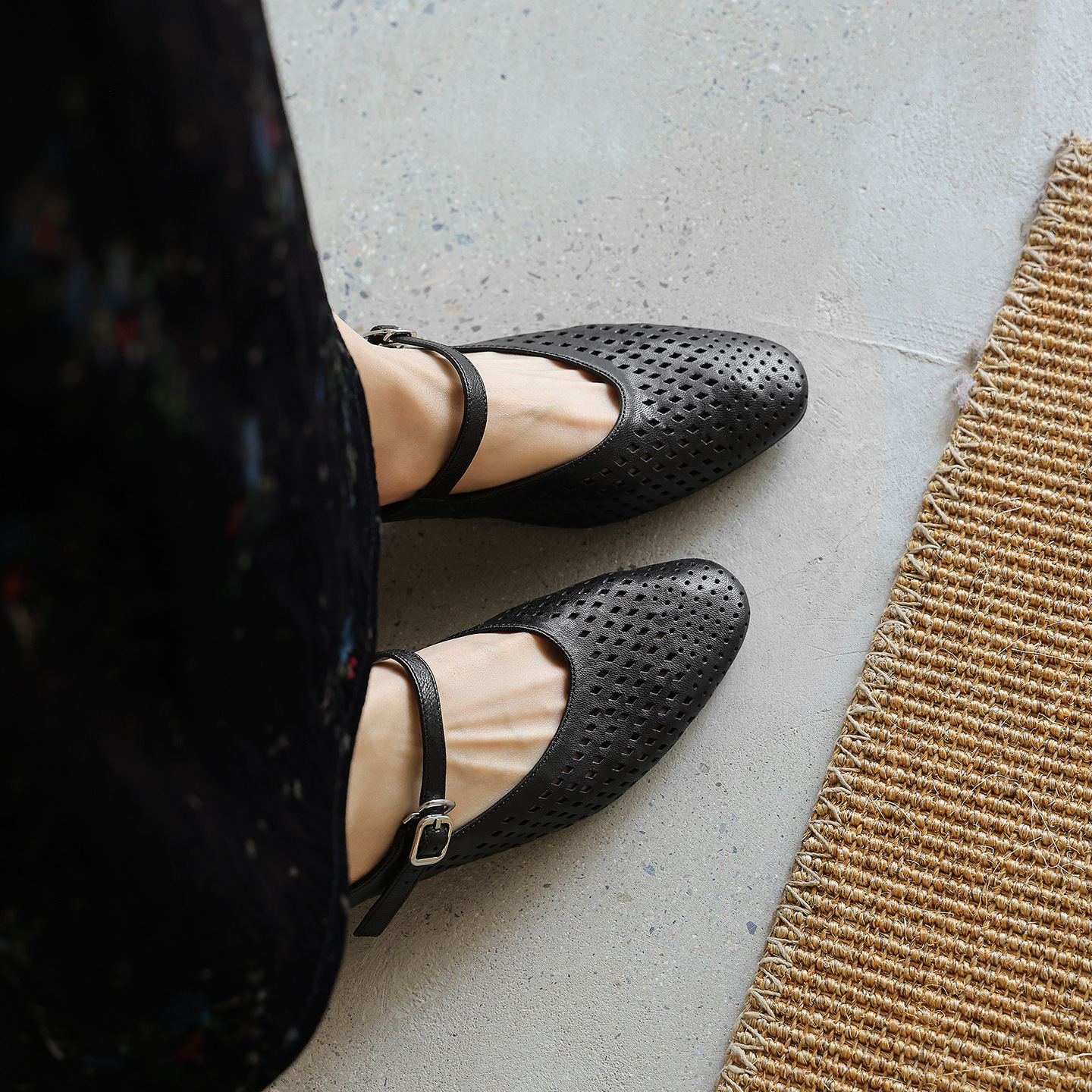 Sandal cao gót nữ hở mũi quai ngang gót 6 cm — đen