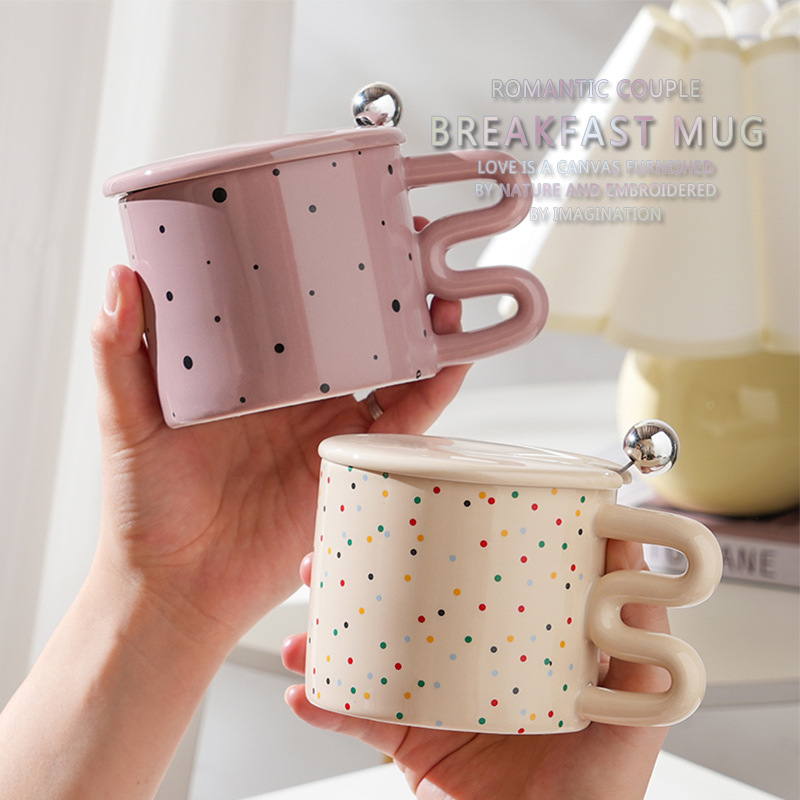 Taza de cerámica con lunares lindos con tapa