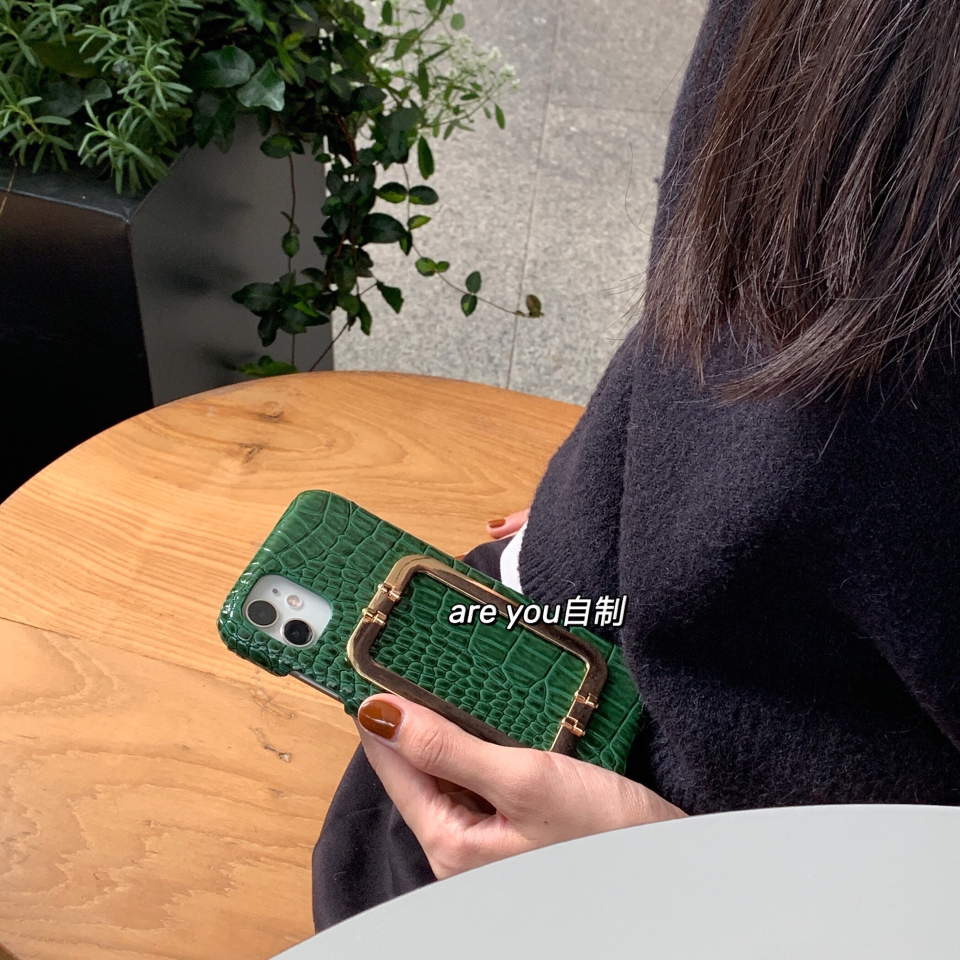 复制_高级鳄鱼皮纹漆面支架手机壳适用苹果12p.jpg