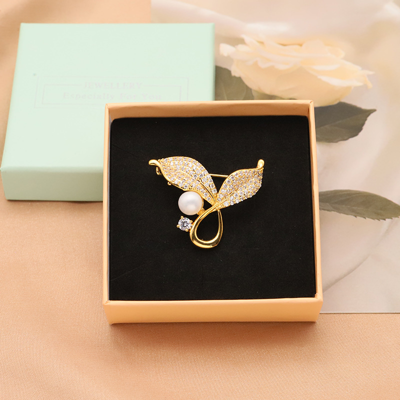 Corsage perla de alto sentido barroco perla flor broche temperamento versátil alta calidad PIN al por mayor natural