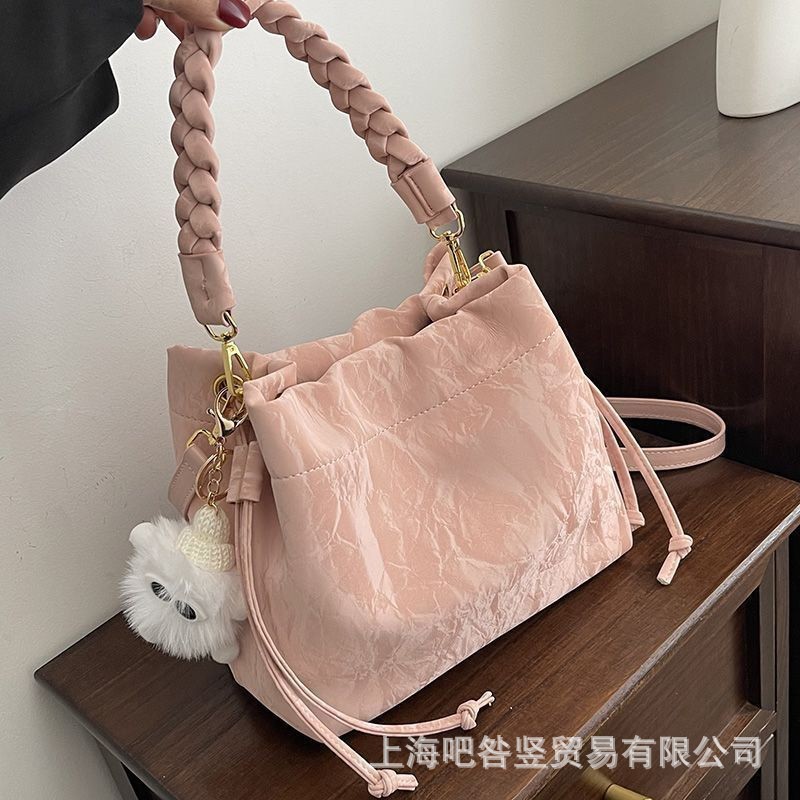 2025女士小众感手提百搭斜挎水桶包新款包粉色高级洋气时尚bjs