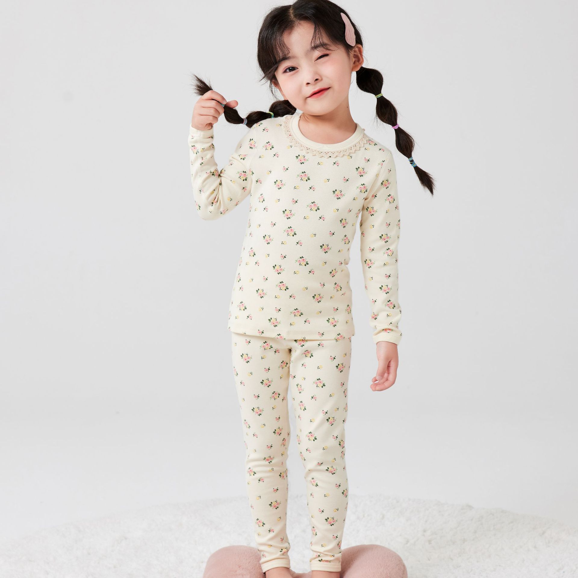 베이지색 작은 꽃무늬