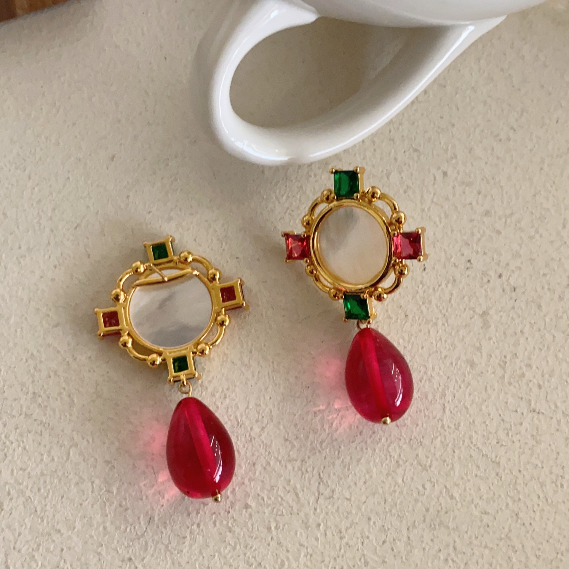 Europeo y americano ins nicho diseño exquisito pendientes francés retro color diamante oro moneda natural perla pendientes