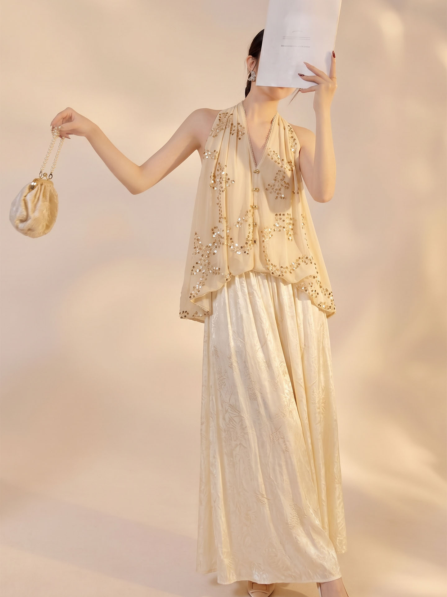 Áo cổ yếm V cổ chiffon thêu sequin không tay form rộng — Sữa hạnh nhân