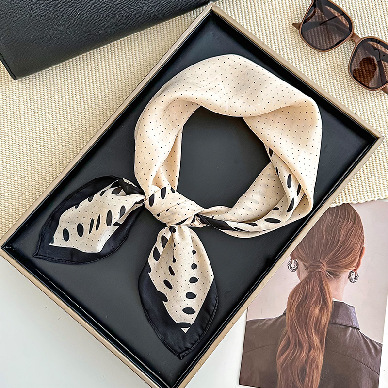 Bufanda de seda, bufanda cuadrada pequeña, sensación de alta gama, nuevo bolso de todo fósforo, pañuelo en la cabeza, cinturón para el cabello con camisa, bufanda decorativa, chal pequeño