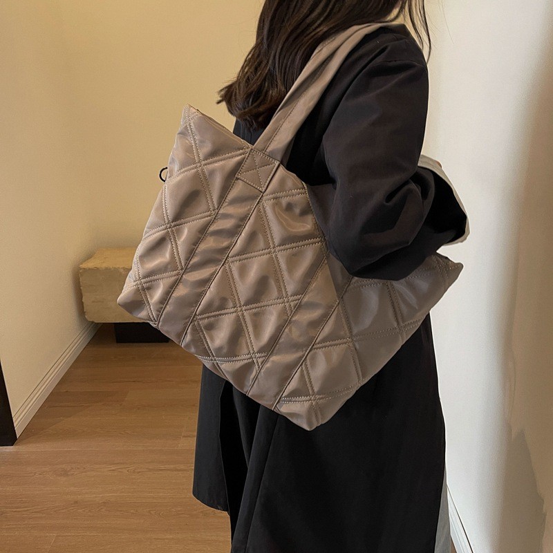 Comercio exterior al por mayor 2024 primavera nuevas mujeres de gran capacidad bolso de mano ligero rombo bolso de hombro bolso de las mujeres