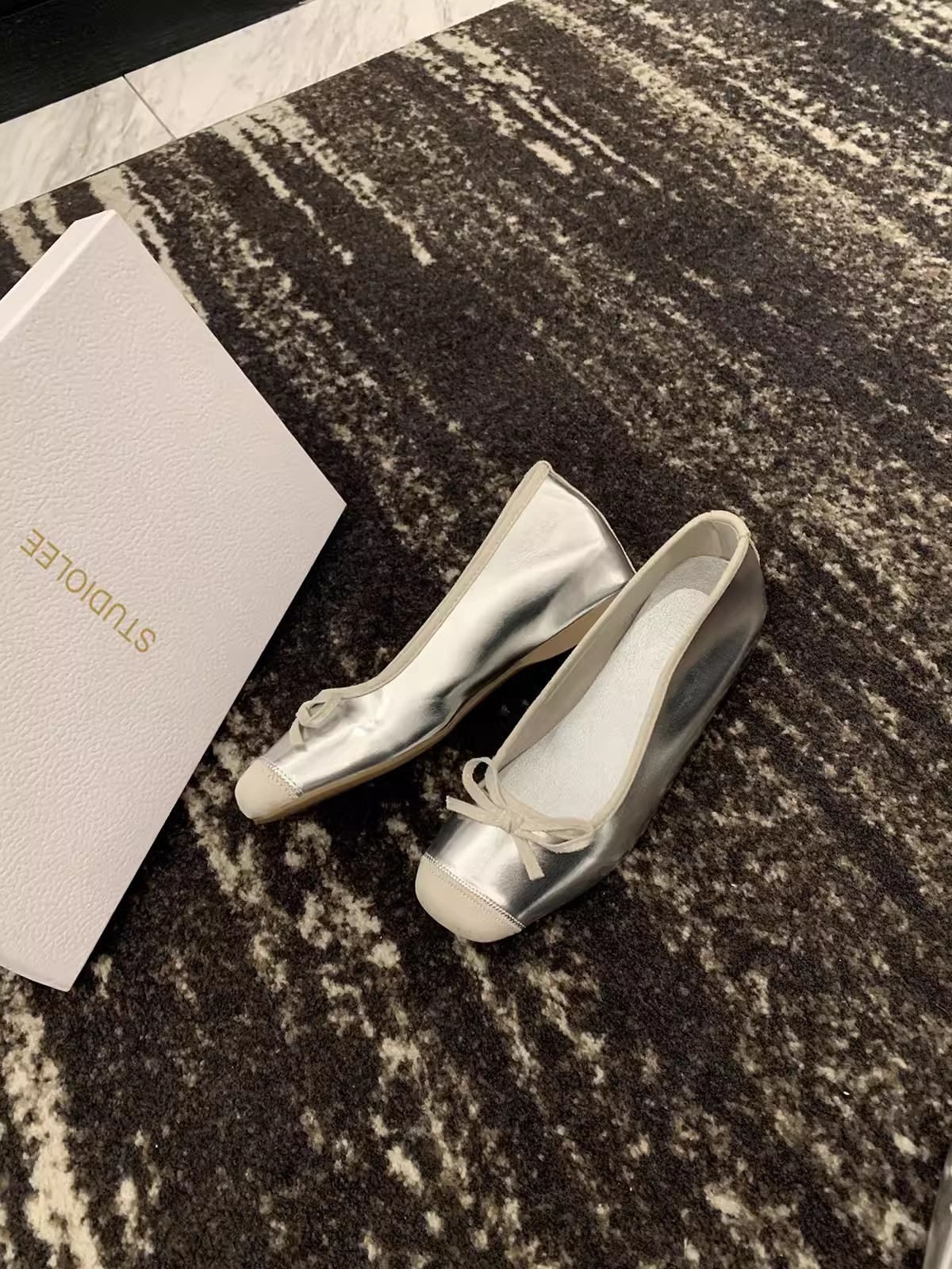 Versión de piel de oveja en stock ~ madres de uva aumentando la altura de las zapatillas de cabeza de bolsillo de la mujer un arco de una palabra de boca superficial medio zapatos de ballet