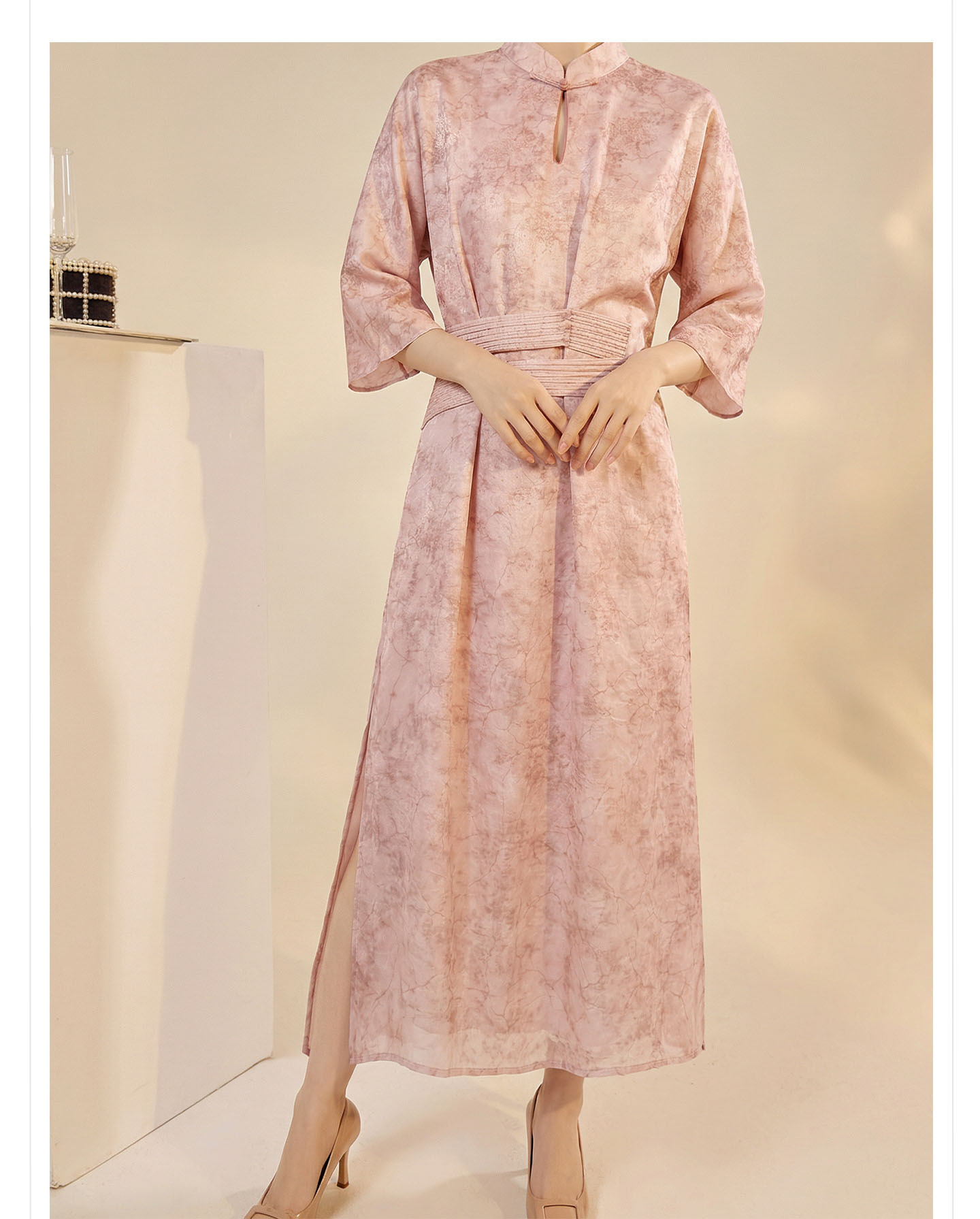 Đầm maxi nữ thắt eo thiết kế jacquard họa tiết hoa văn cổ điển, tay ngắn, cổ đứng — màu hồng chi tiết 10