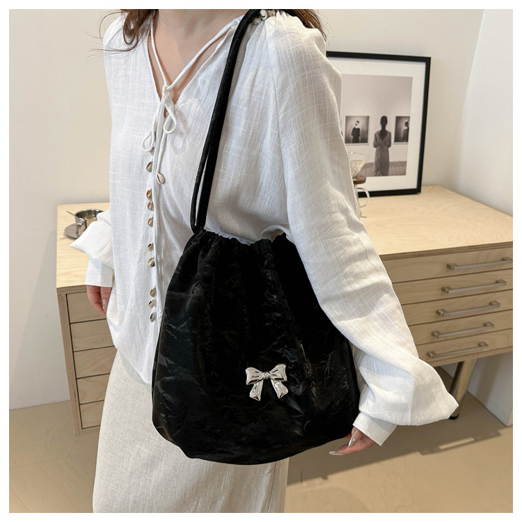 Large-capacity, elegant commuter tote bag, bow single-shoulder bag, distinctive pleated crossbody bag, 2024 new style bag trend undefined