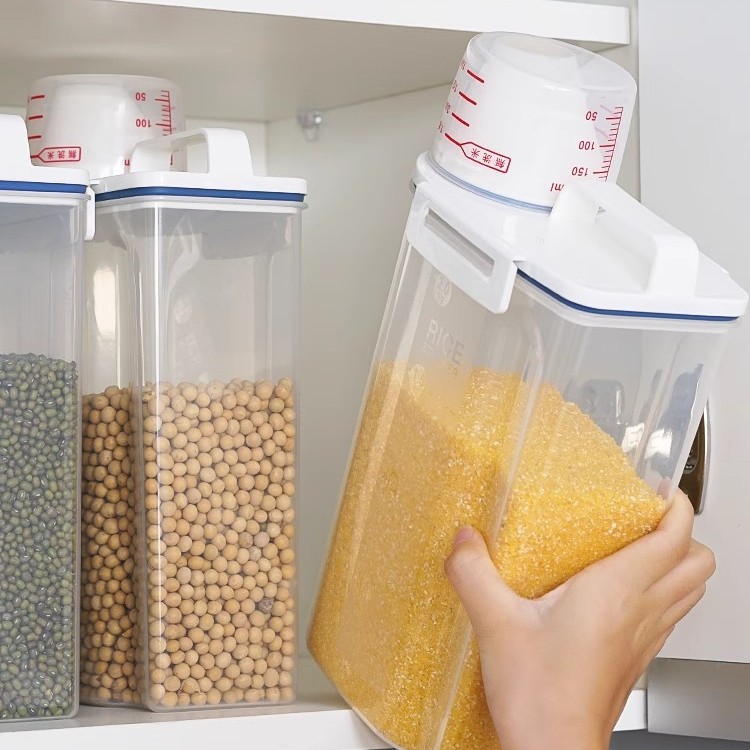 Venta caliente cinturón de plástico taza medidora cubo de arroz sellado caja de almacenamiento de arroz a prueba de humedad y a prueba de insectos tanque de almacenamiento de granos de cocina