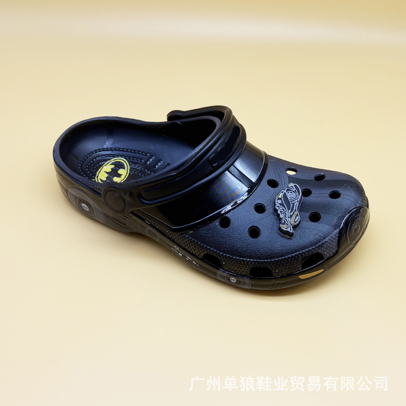 Gran fábrica al por mayor batman agujero zapatos al aire libre versátiles zapatillas de playa antideslizantes zapatillas para hombres simples zapatillas frías