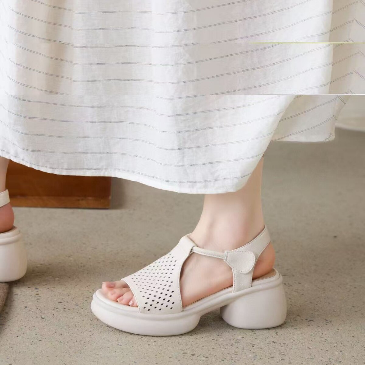 Sandal nữ da thật mũi hở gót vuông đế dày tăng chiều cao — màu đen chi tiết 9